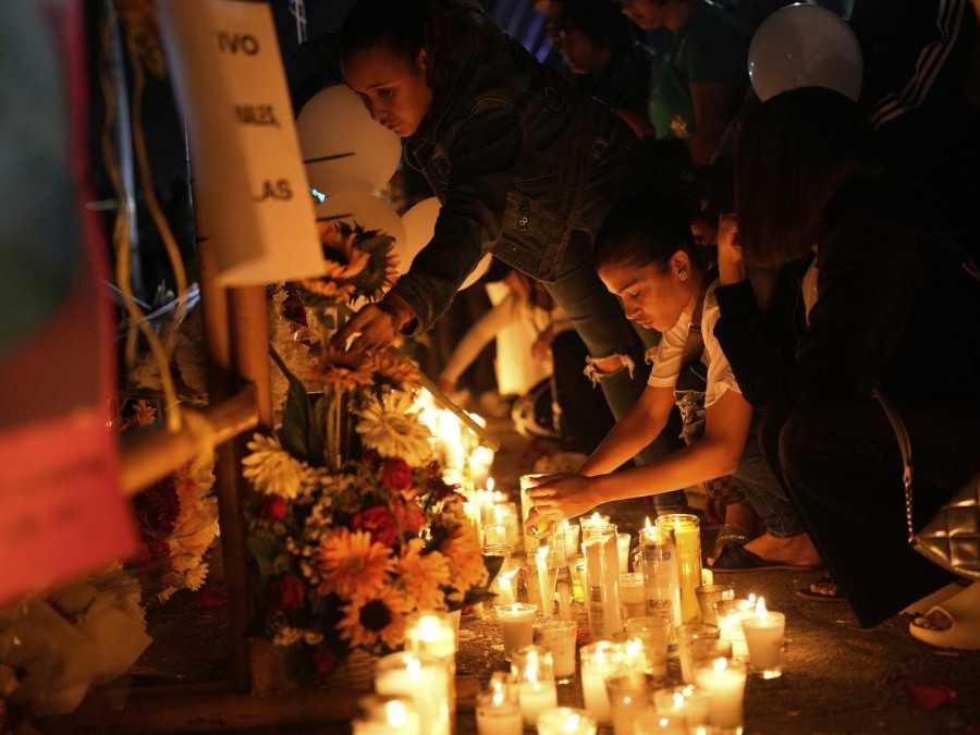 Ľudia zapaľujú sviečky na spomienkovom mieste pre obete tragédie v klube Jet Set.