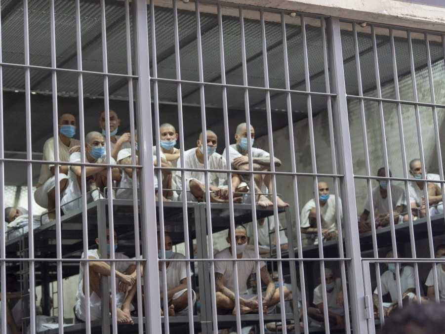 Na snímke väzni vo väznici Cecot.