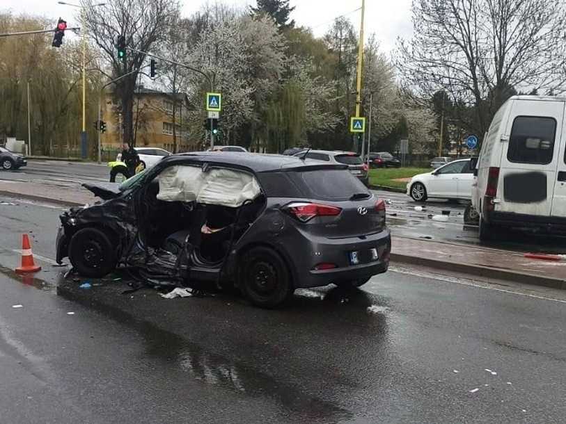 Nehodu osobného auta a dodávky v Prešove neprežil jeden človek. V nemocnici ošetrili aj ďalšie tri osoby