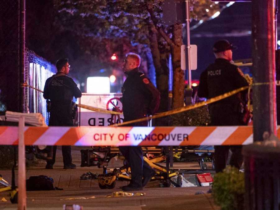 Polícia na mieste, kde vodič vrazil autom do davu ľudí na pouličnom festivale.