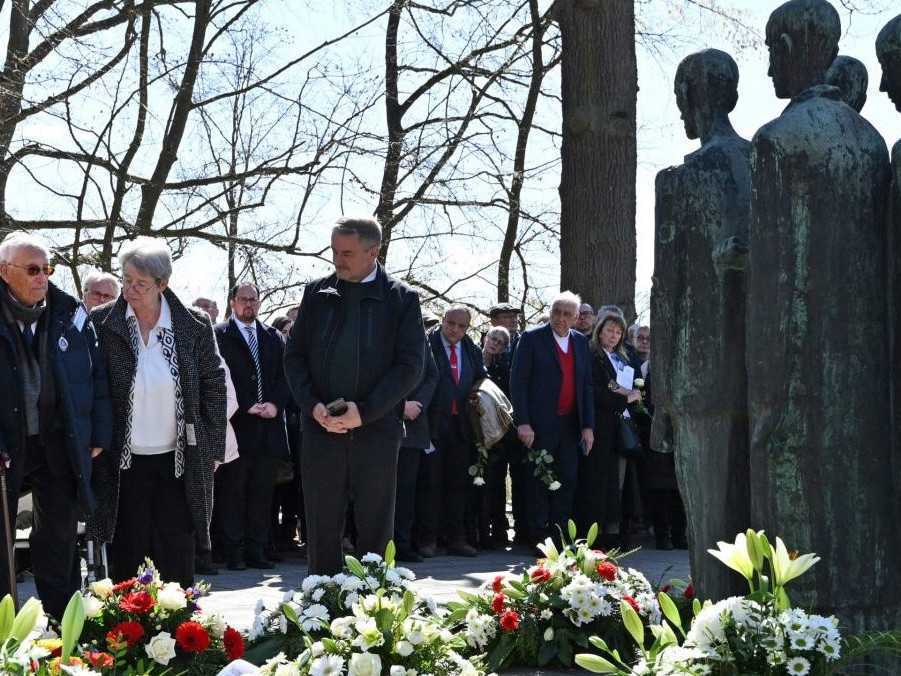 Dobový svedok Albrecht Weinberg (druhý zľava) pri príležitosti spomienkového podujatia v bývalom krematóriu koncentračného tábora Mittelbau-Dora.