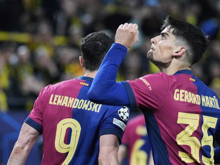 Hráči Barcelony oslavujú gól proti Dortmundu.