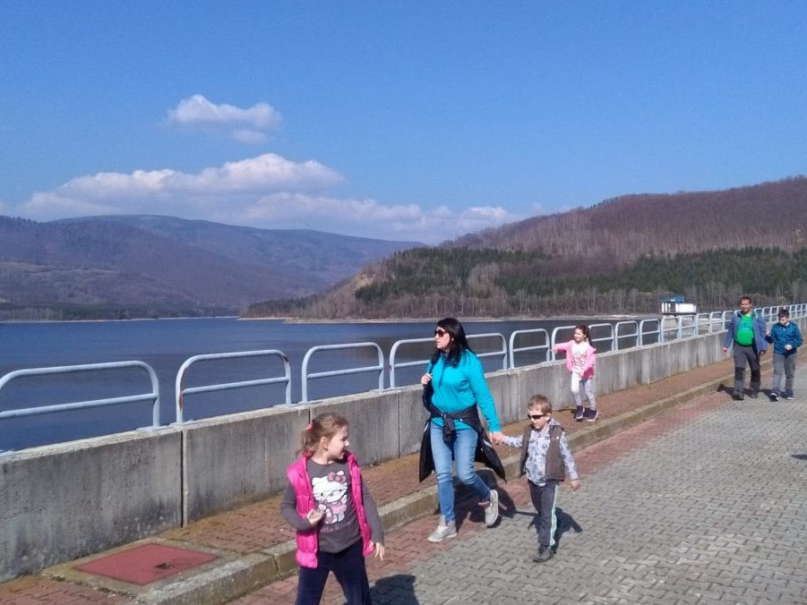 Ilustračná snímka - ľudia pri Vodnej nádrži Málinec.