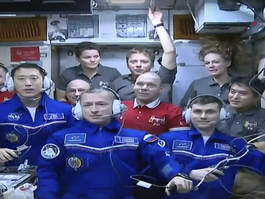 Na snímke trojčlenná posádka ruskej kozmickej lode Sojuz MS-27 (v modrých skafandroch).