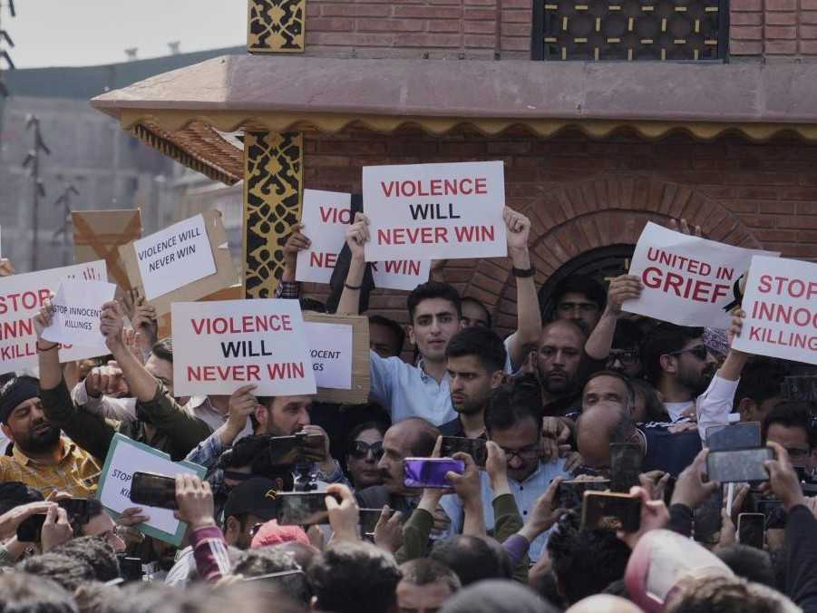 Ľudia na proteste po zabití turistov v Kašmíre.