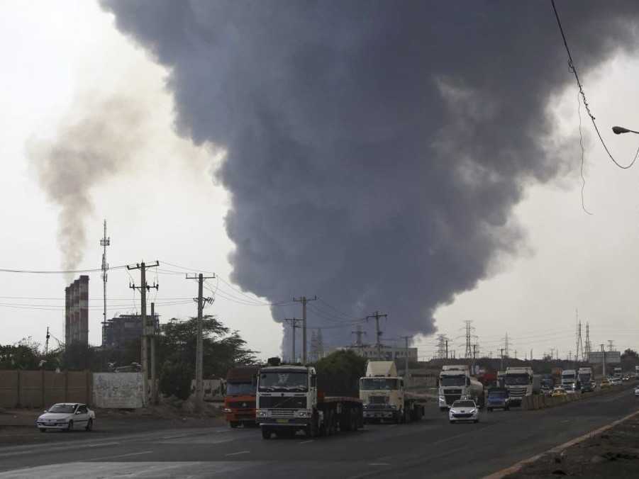Dym po výbuchu v prístave pri meste Bandar Abbás na juhu Iránu.