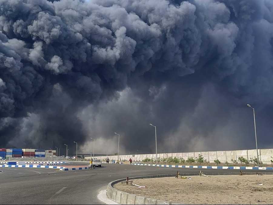 Dym po explózii v prístave pri iránskom meste Bandar Abbás.