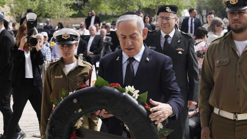 Izraelský premiér Benjamin Netanjahu kladie veniec na pamiatku obetí holokaustu v Jeruzaleme.