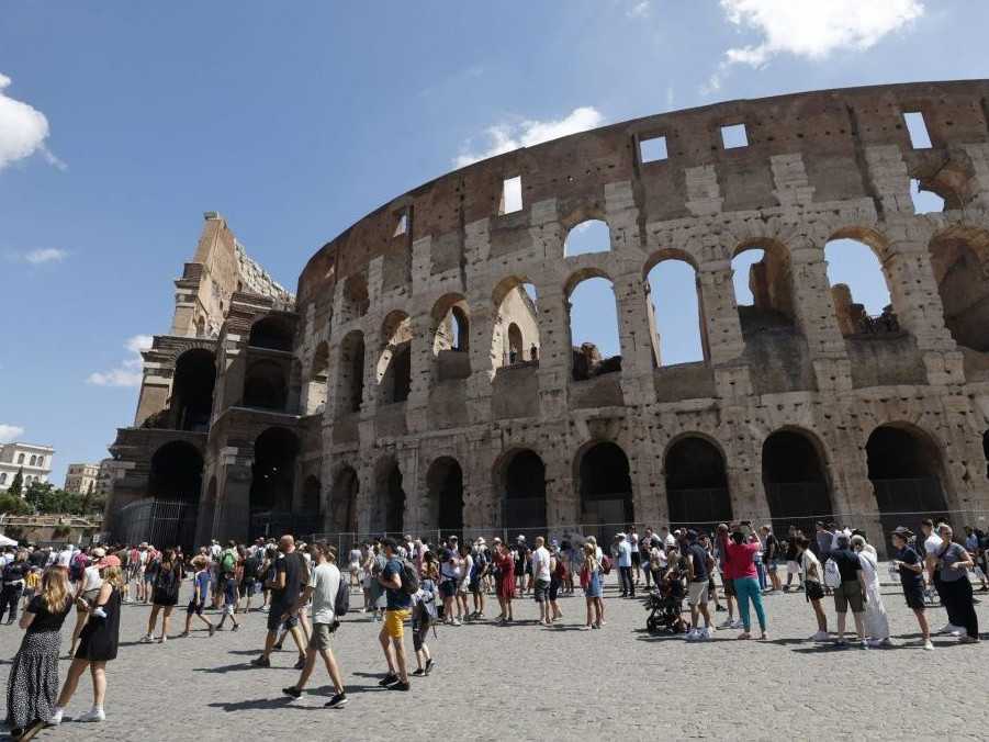 Turisti čakajú v rade na vstup do Kolosea v Ríme.