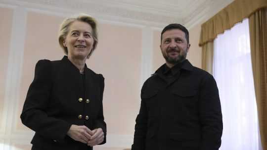Ursula von der Leyenová a Volodymyr Zelenskyj.