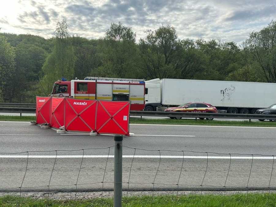 Po zrážke vozidla s chodkyňami pri Košiciach prišla o život dospelá osoba. Dieťa utrpelo vážne zranenia