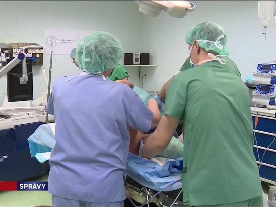 V Bratislave uskutočnili nový zákrok proti karcinómu prostaty. Trvá necelých 30 minút a pacient krváca len minimálne