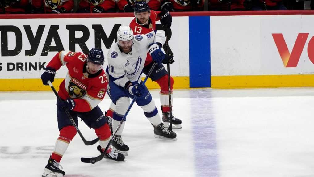 Erik Černák skóroval, no Tampa prehrala s Floridou 2:4 a je na pokraji vyradenia v play off NHL