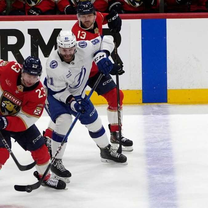 Erik Černák skóroval, no Tampa prehrala s Floridou 2:4 a je na pokraji vyradenia v play off NHL