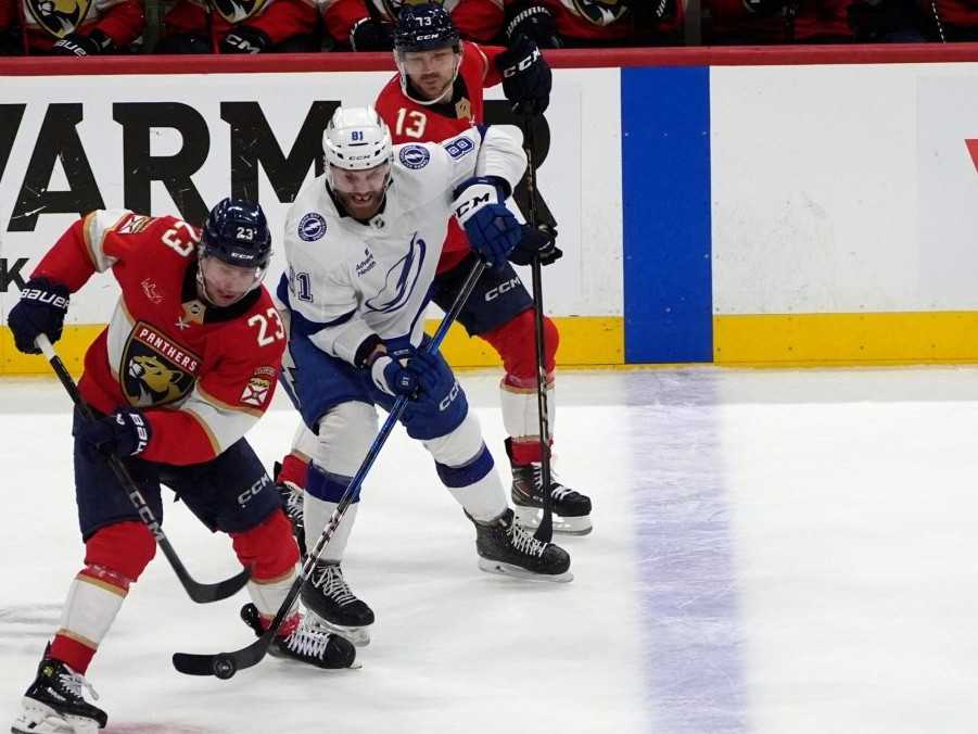 Erik Černák skóroval, no Tampa prehrala s Floridou 2:4 a je na pokraji vyradenia v play off NHL