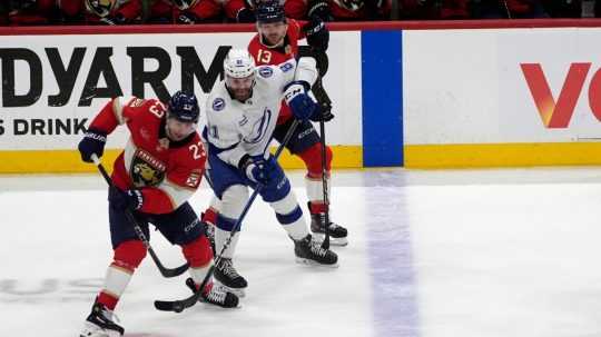 Erik Černák skóroval, no Tampa prehrala s Floridou 2:4 a je na pokraji vyradenia v play off NHL
