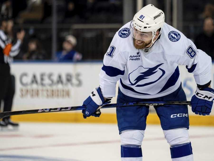 Erik Černák sa usmieva v zápase NHL Tampa Bay Lightning - New York Rangers..