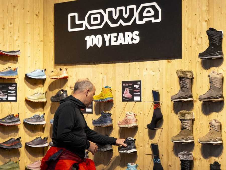 Na ilustračnej snímke topánky značky Lowa.