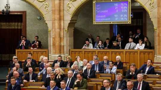 Maďarský parlament po hlasovaní za homofóbny zákon.