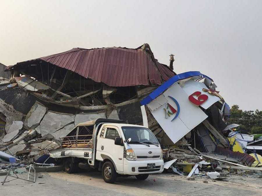 Zničené budovy po silnom zemetrasení v mjanmarskom meste Nepjito.