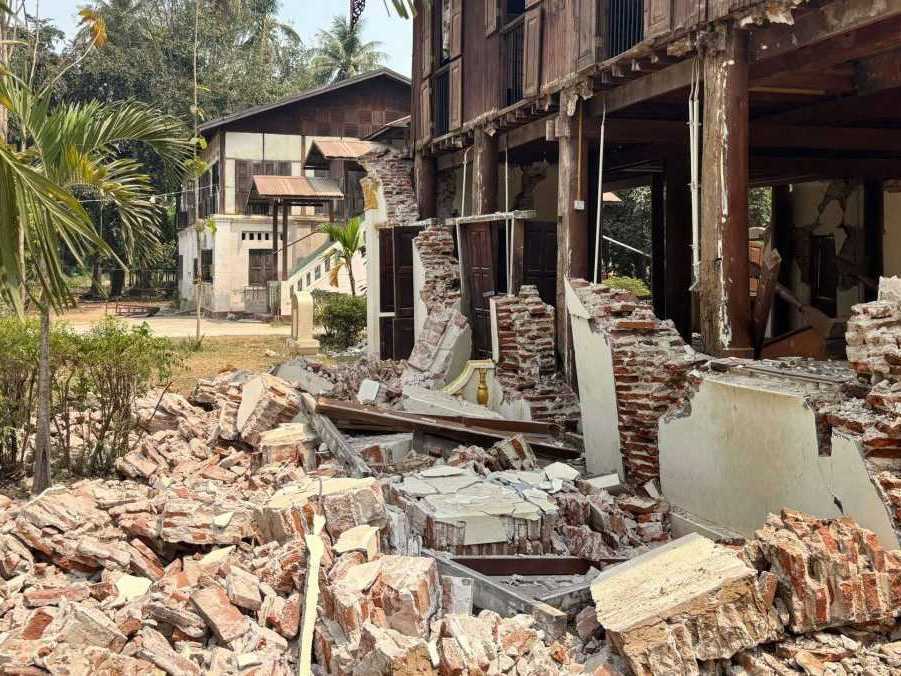Poškodené budovy v mjanmarskej metropole Nepjito.