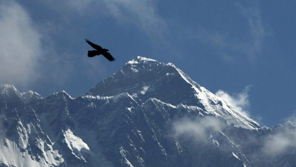 Nepál sa chystá obmedziť počet povolení pre výstup na Mount Everest. Dôvodom je množstvo turistov na tejto hore