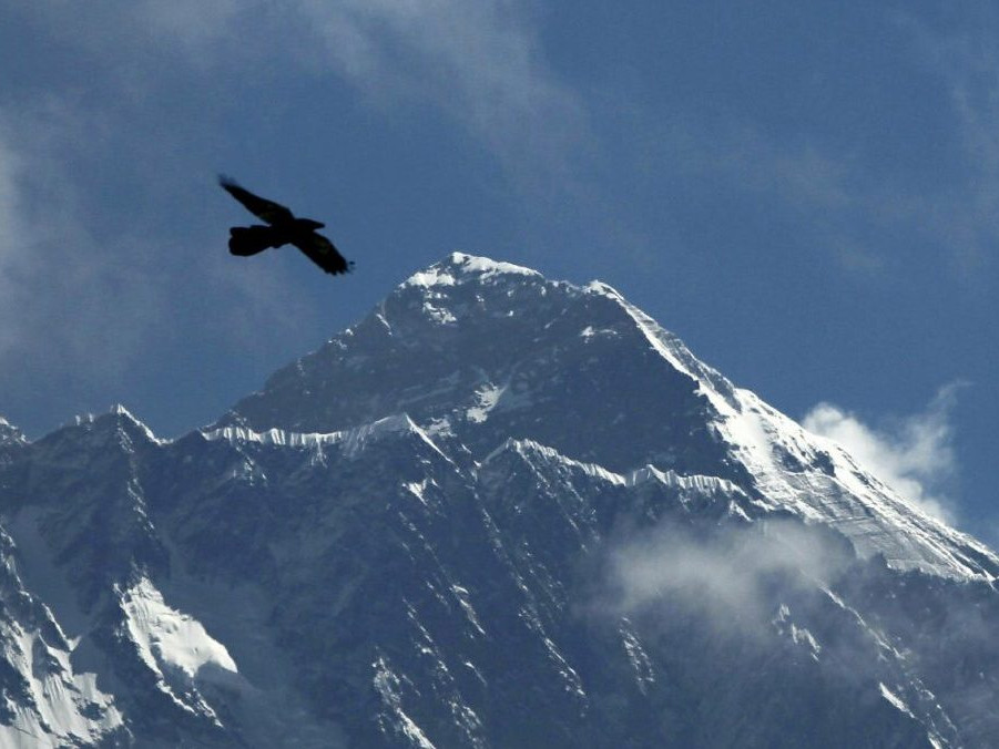Nepál sa chystá obmedziť počet povolení pre výstup na Mount Everest. Dôvodom je množstvo turistov na tejto hore