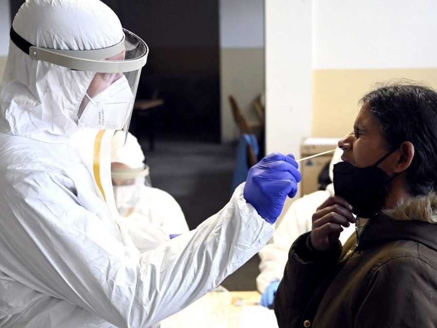 Archívna snímka - PCR testovanie na COVID-19.