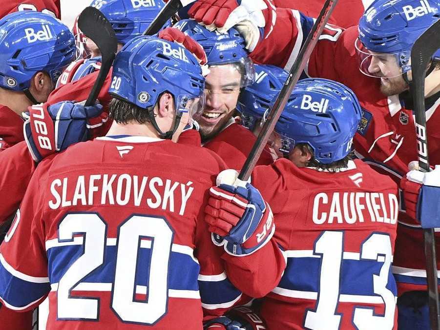 Na snímke hokejisti Montrealu s Jurajom Slafkovským.