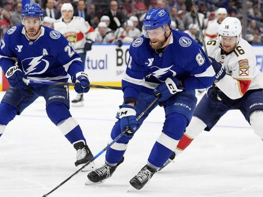 Slovenský obranca Erik Černák z Tampy Bay Lighting a center Aleksander Barkov z Floridy Panthers.