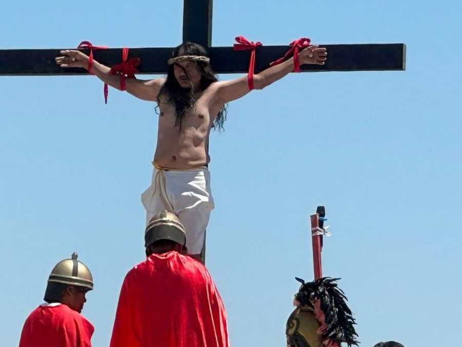 Kresťania si pripomínajú obetu Ježiša Krista. Na Slovensku obradmi, na Filipínach boli ľudia opäť svedkami ukrižovania