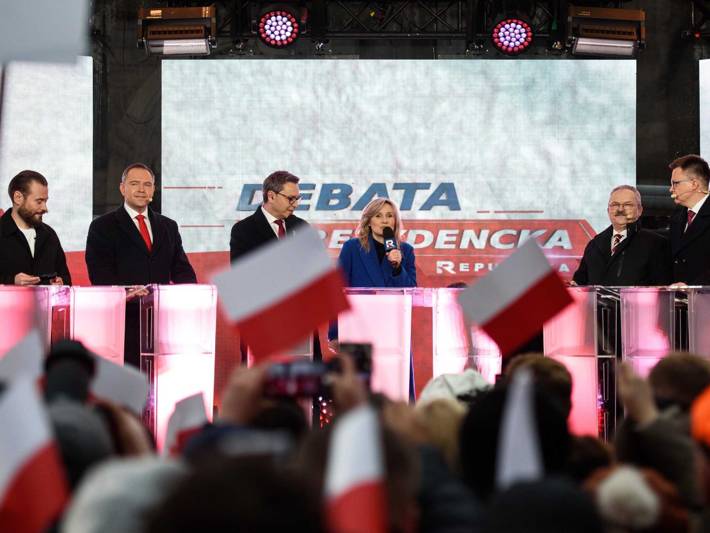 Prezidentskí kandidáti počas debaty v meste Koňskie.