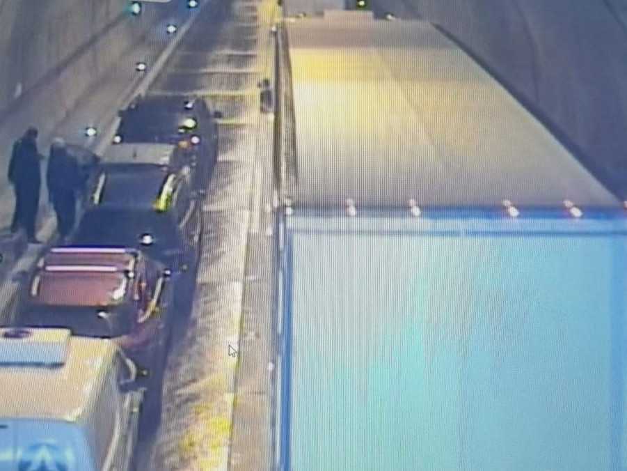 Na diaľnici v tuneli Sitina v Bratislave sa zrazilo šesť vozidiel