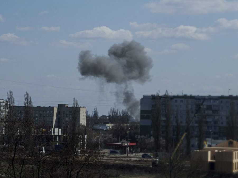 Dym stúpa z výbuchu po útoku ruského dronu na mesto Sumy