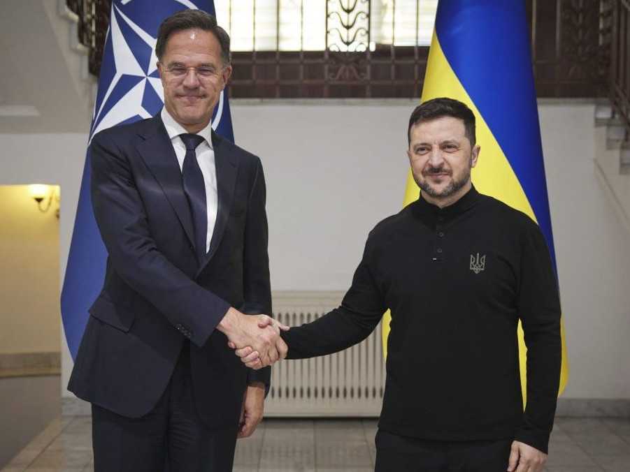 Na snímke Mark Rutte a Volodymyr Zelenskyj.