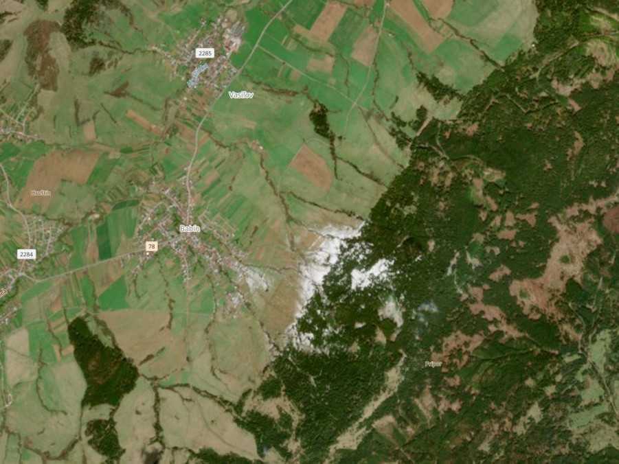 Vrstvu krúp po búrke v okolí obce Babín na Orave zachytila aj družica Sentinel, informuje SHMÚ