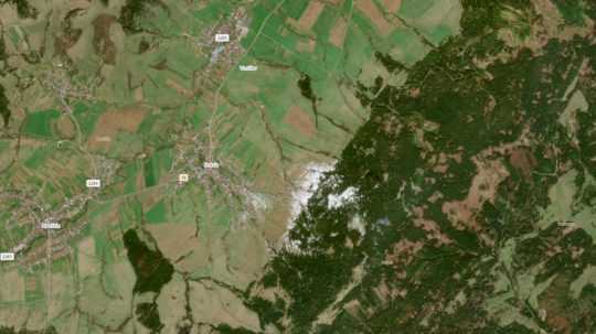 Vrstvu krúp po búrke v okolí obce Babín na Orave zachytila aj družica Sentinel, informuje SHMÚ