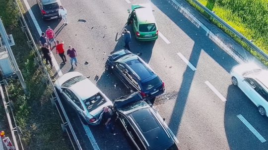 Na diaľnici D1 pred Bratislavou sa zrazilo šesť áut.