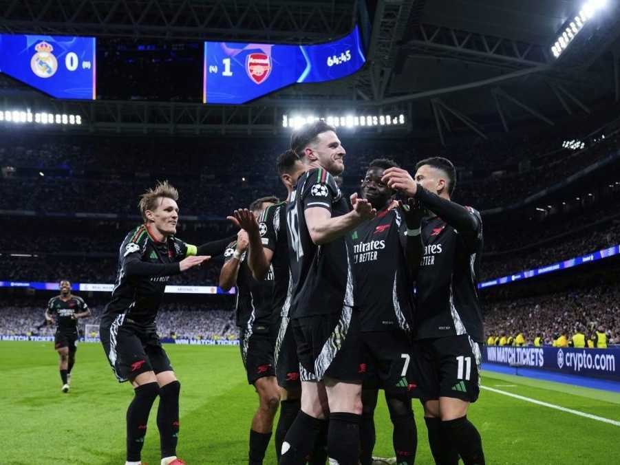 Hráči Arsenalu oslavujú gól proti Realu Madrid.