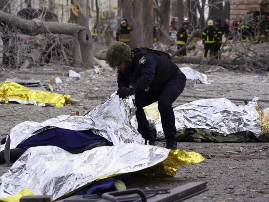 Na snímke mŕtve telá civilistov po ruskom raketovom útoku na mesto Sumy.