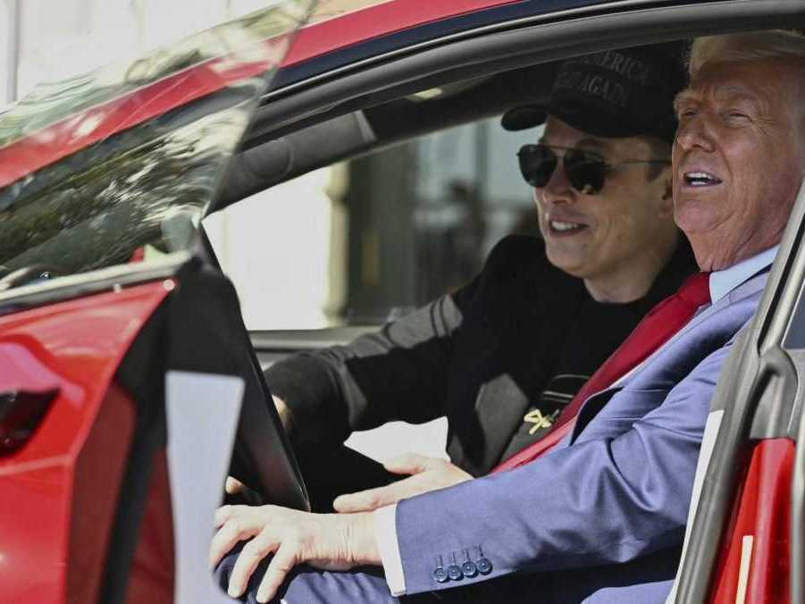 Zľava miliardár Elon Musk a americký prezident Donald Trump.