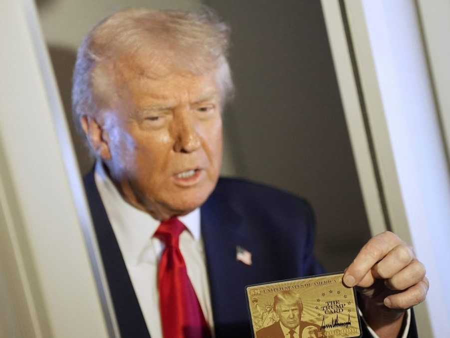 Na snímke Donald Trump so zlatou kartou.