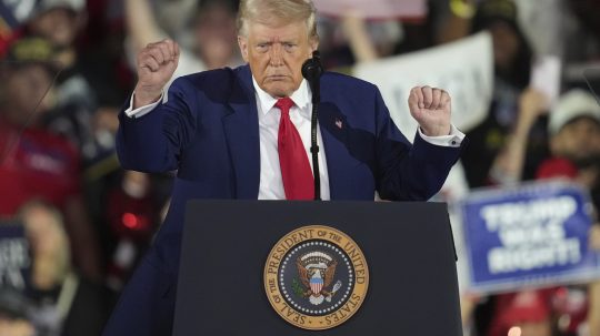 Trump v rozhovore uviedol, že Putin chce mier na Ukrajine. Takisto chválil svojich prvých 100 dní vo funkcii
