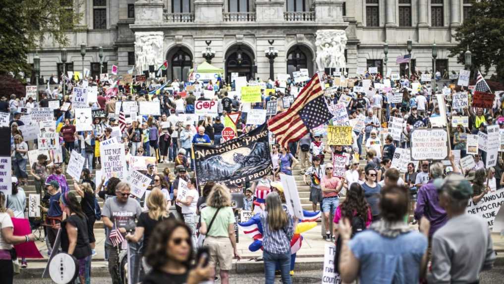 V USA sa stále častejšie protestuje proti Trumpovi: Negatívna atmosféra môže spôsobiť ešte väčšiu vlnu odporu, varuje odborník
