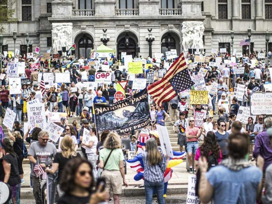Ľudia v USA protestujú proti politike Donalda Trumpa.