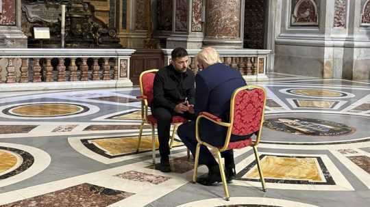 Súkromná schôdzka Donalda Trumpa (vpravo) s Volodymyrom Zelenským (vľavo).