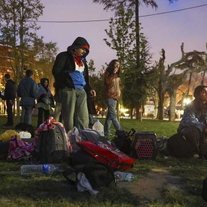 Zemetrasenie neďaleko Istanbulu si vyžiadalo stovky zranených: Ľudia strávili noc v parkoch alebo v autách