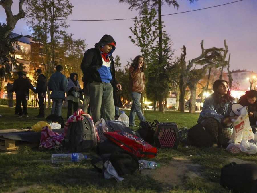 Ľudia táboria v parku po zemetrasení v Istanbule.