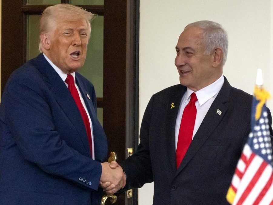 Na snímke D. Trump (vľavo) a B. Netanjahu.