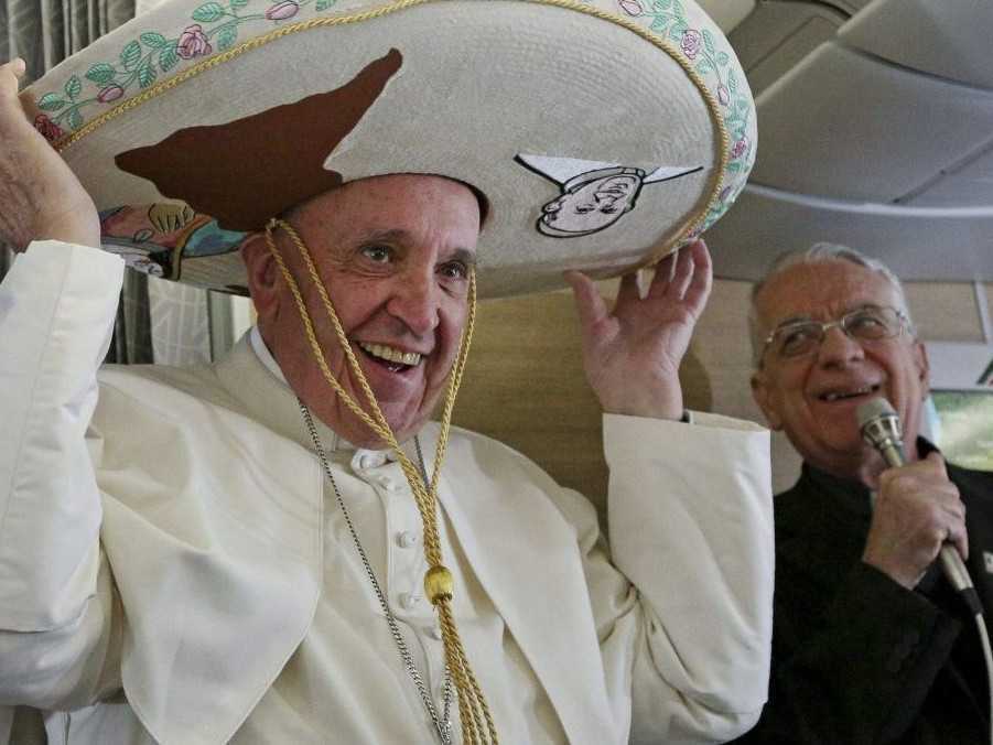 Pápež František s tradičným mexickým klobúkom sombrero.